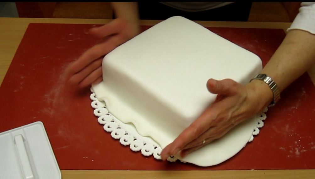 Rivestire con la pasta di zucchero una torta quadrata – Video tutorial