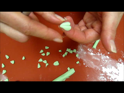 Video: Realizzare delle semplici foglie in pasta di zucchero utilizzando solo le mani e un bisturi