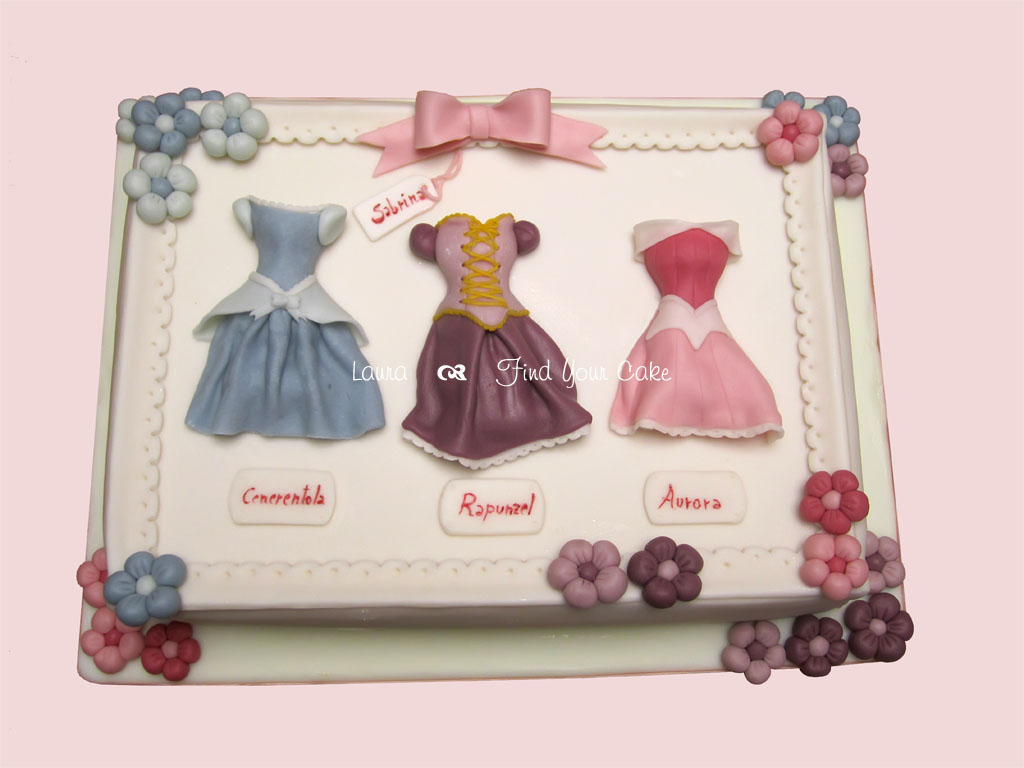 Torta con gli abiti delle principesse Disney