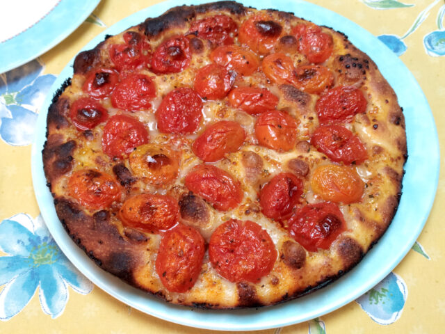 Focaccia barese sottile e croccante