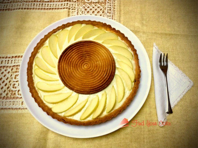 Crostata con crema pasticcera al limone e mele fresche