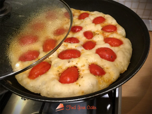 Focaccia barese in padella