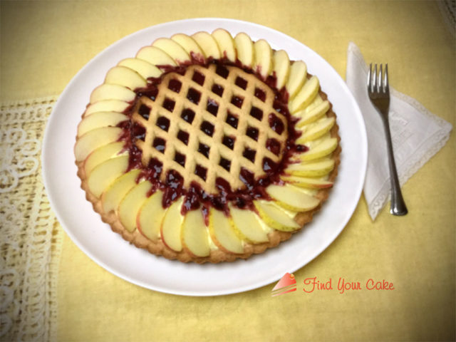 Crostata con crema pasticcera al limone e mele fresche decorata con griglia