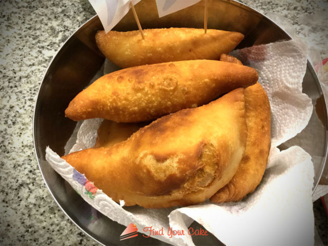 Panzerotti pugliesi con mozzarella e pomodoro