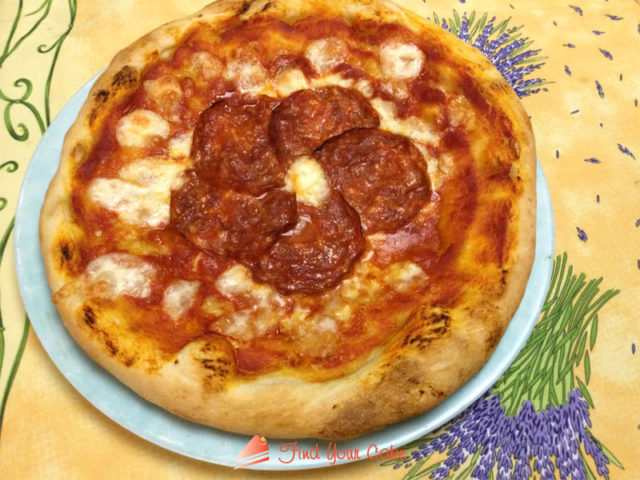 Pizza facile con pomodoro mozzarella e salame piccante