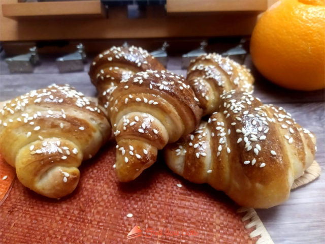 Cornetti light con yogurt senza lattosio e senza uova con finta sfogliatura all’olio