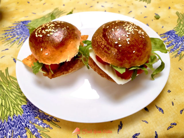 Panini per hamburger (buns) con yogurt e olio